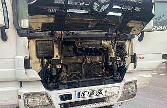 Seyir halindeki tırda yangın çıktı