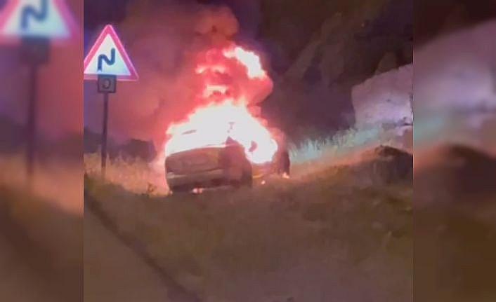 Siirtte seyir halindeki otomobil alev alev yandı