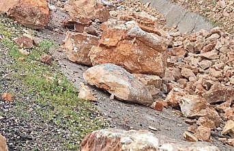 Siirtte yamaçtan kopan kaya parçaları yola düştü