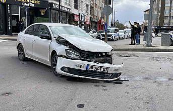 Sivasta araçlar çarpıştı, bir kişi yaralandı