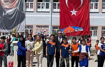Spor yarışmalarında dereceye giren okullara kupaları verildi