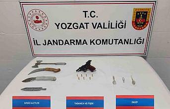 Şüpheli otomobilde tabanca ve balta ele geçirildi