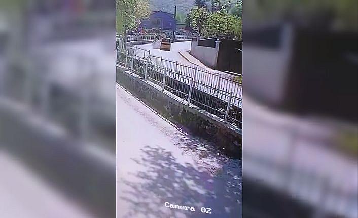 Taksi ile motosiklet kafa kafaya çarpıştı: Kaza kamerada