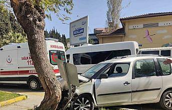 Tansiyonu düşen sürücü, yayalara çarpmamak için ağaca çarptı