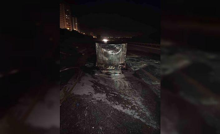 Tarsusta seyir halindeki araç alev aldı