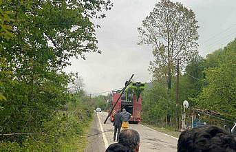 Tellere takılan tır interneti çökertti, trafiği felç etti