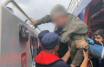 Ticari gemide rahatsızlanan vatandaşa tıbbi tahliye