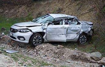 Tırın dorsesinin çarptığı otomobil şarampole savruldu: 4 yaralı