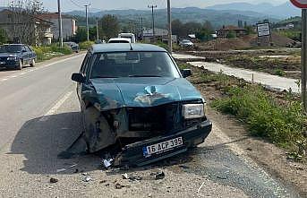 Traktör ile otomobil çarpıştı: 1i çocuk, 3 yaralı