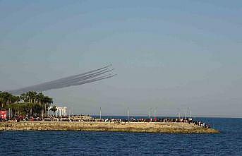 Türk Yıldızlarının Mersin semalarındaki akrobasi manevraları coşkuyla izlendi