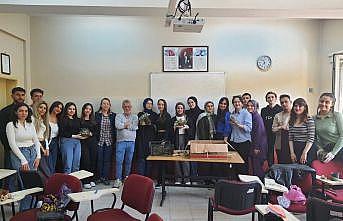 Üniversite öğrencileri doğada tekrar kullanılabilir malzemelerle teraryum hazırladı