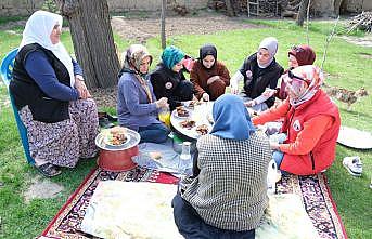 Üniversite öğrencilerinden yardıma muhtaç yaşlılara vefa örneği