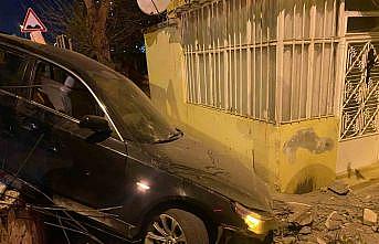 Üsküdarda otomobil evin bahçesine uçtu, sürücü kaçtı