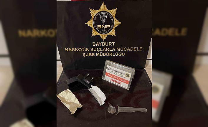 Uyuşturucu maddeyi şarj adaptörüne saklayan şüpheli yakalandı