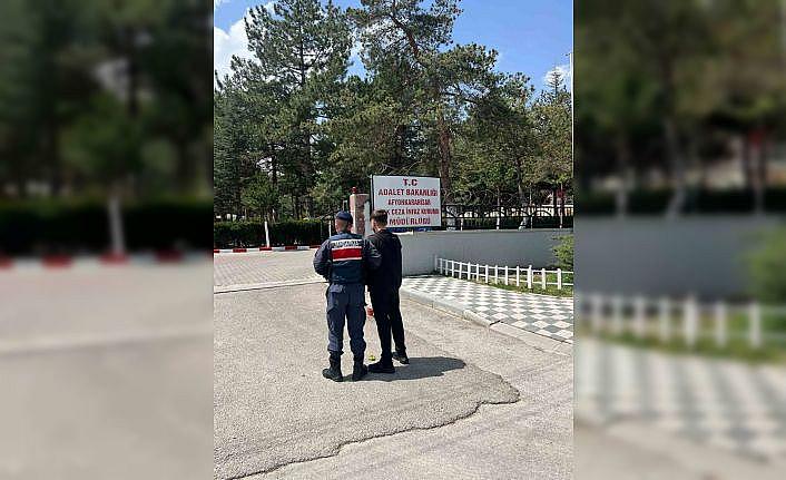 Uyuşturucu suçundan aranan şahsı jandarma yakaladı