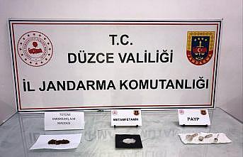 Uyuşturucuyu elleriyle jandarmaya teslim etti