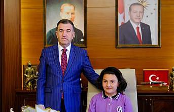 Valinin makam koltuğuna temsili 6. sınıf öğrencisi oturdu