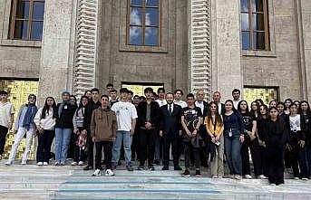 Vekil Koç, Ardahandan gelen öğrencilerle TBMMde buluştu