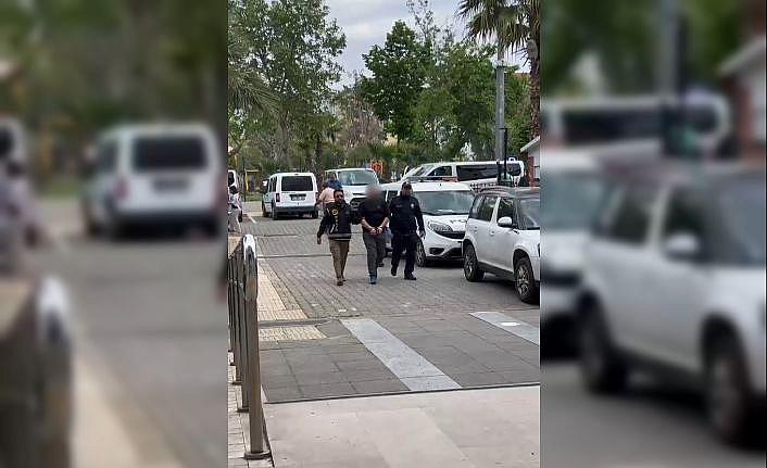 Yakalanacağını anlayınca annesini eve kilitledi