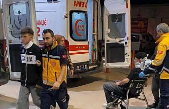 Yan bakma kavgasında 2 kişiyi silah kabzasıyla darp etti