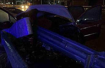 Yanan otomobilde sıkışan sürücüyü itfaiye kurtardı