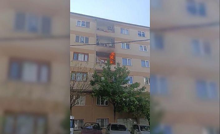Yanık unutulan sigara balkonu küle çevirdi