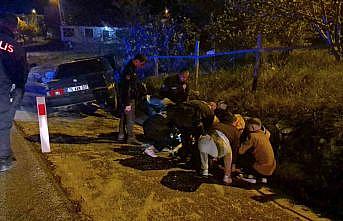 Yaralı sürücüye, kovalamaca sırasında peşinde olan polisler yardım etti