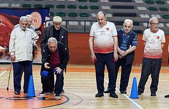 Yaşlı sporcular birbiriyle yarıştı