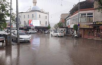 Yavuzelinde sağanak yağış çiftçinin yüzünü güldürdü