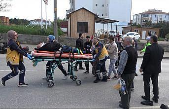 Yaya geçidinden geçen motosiklete otomobil çarptı: 1 yaralı