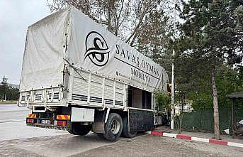 Yoldan çıkan kamyon duvarda asılı kaldı