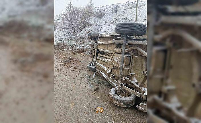 Yozgatta hafif ticari araç devrildi: 2 kişi yaralandı
