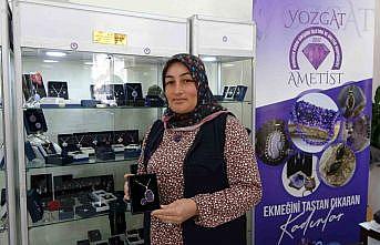 Yozgattan çıkan doğal taş, kadınların elinde sanata dönüşüyor