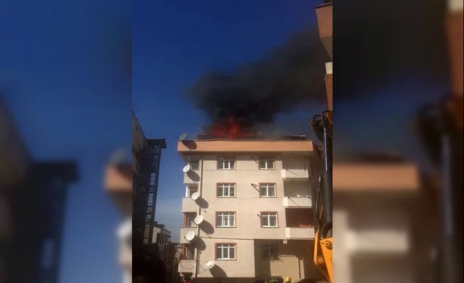 Kağıthane’de bulunan 4 bir binanın çatı katında bilinmeyen bir nedenle yangın çıktı. Çatı katı alev alev yanarken, ihbar üzerine olay yerine gelen itfaiye ekipleri yanına müdahale ediyor.