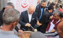 Ağrı Aile, Çalışma ve Sosyal Hizmetler İl Müdürlüğü vatandaşlara aşure dağıttı