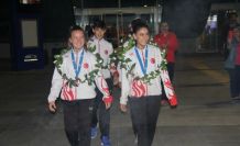 Avrupa üçüncüsü olan badmintonculara havalimanında coşkulu karşılama