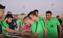 Taraftarlardan futbolculara tatlı ikramı