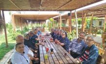 Huzurevi sakinleri çilek topladı