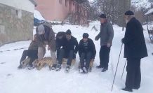 Erzurum’da yaşlıların kızak keyfi