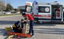 Elektrikli motosikletten düşen genç yaralandı