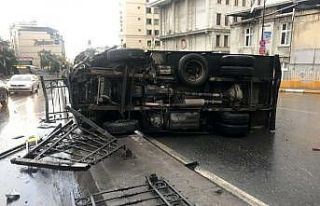 Beyoğlu’nda kamyonet devrildi