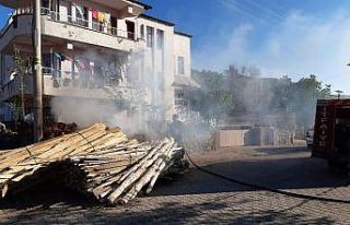 Kereste yangını büyümeden söndürüldü