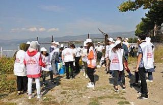 Çocuklar İznik sahilini temizledi