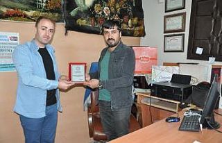 İHA muhabiri Tek’e plaket