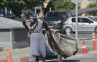 Yaşlı kadının ekmek mücadelesi