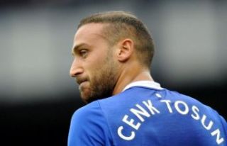 Cenk Tosun Everton’u ipten aldı