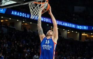 Anadolu Efes farklı kazandı