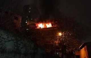 Kadıköy’de alevler geceyi aydınlattı