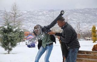 Afrikalı öğrencilerin kar sevinci