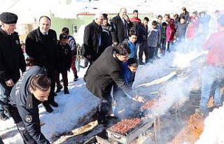 Kaymakamdan öğrencilere sucuk ekmek